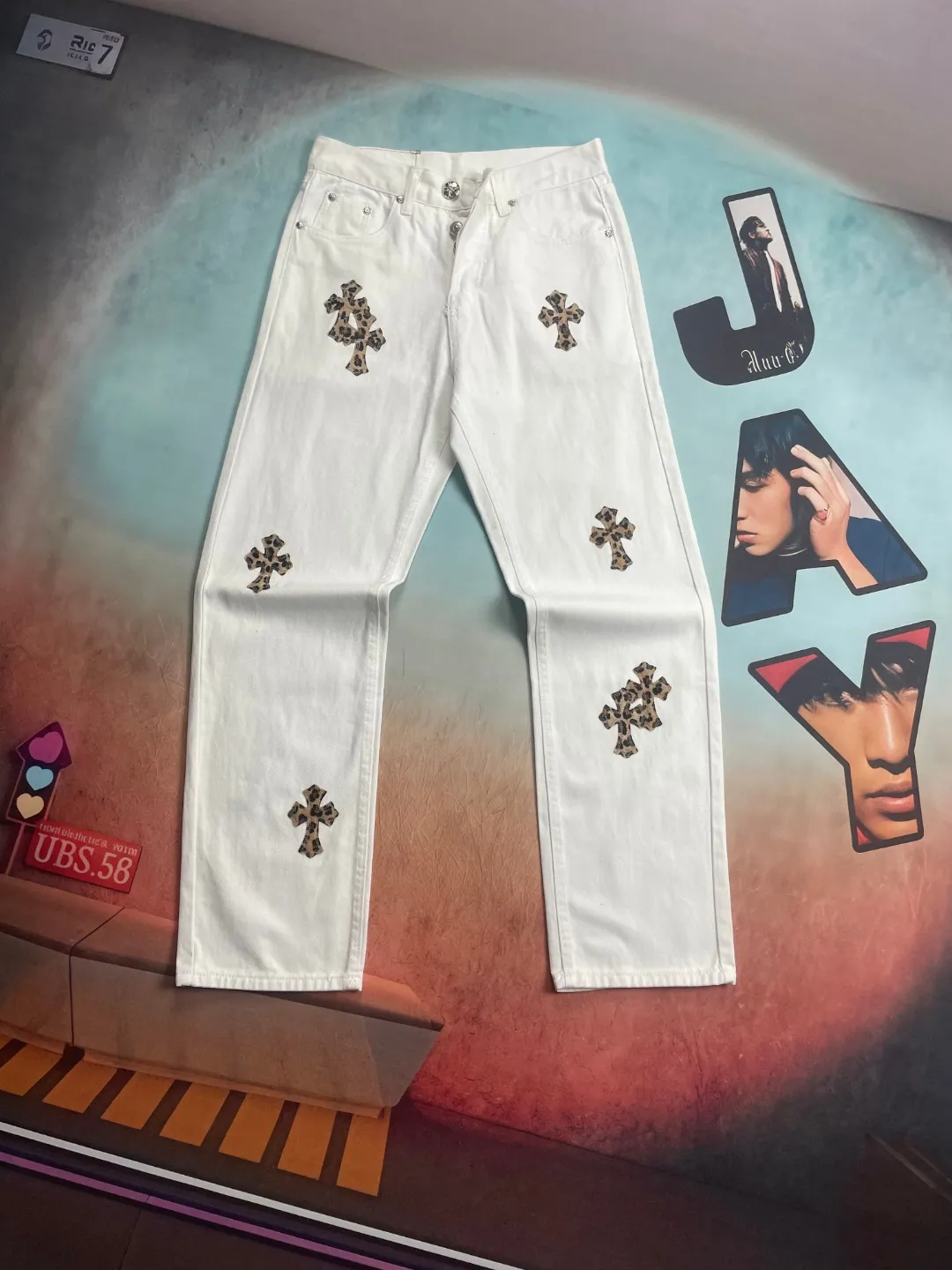🅿️280 🔘Model No.-KL131 🔘Cro Xin𝐂𝐡𝐫𝐨𝐦𝐞 𝐇𝐞𝐚𝐫𝐭 24SS White Leopard Print Cross Patch Leather High Street Jeans* Cro Xin’s white pants, with leopard print patchwork design, are definitely an indispensable eye-catcher in your wardrobe. In terms of fabric, it uses high-quality materials, which are comfortable and skin-friendly on the upper body. The white base is pure and clean, like a canvas, bringing out the wild charm of leopard print and leather. The leopard print part is carefully made of high-quality leather, with clear texture, soft and tough touch, exquisite splicing technology, and natural and smooth transition without any abruptness. The shape is unique, and the overall cut is ergonomic. Whether standing or walking, it can perfectly outline the lines of the legs, modify the shape of the legs, and have a remarkable effect of making the legs slimmer and taller. The waist is designed to fit the body shape, providing a stable fit and freedom of movement. Every detail reflects luxury and sophistication. The iconic elements of Kroxin are cleverly integrated, and the metal accessories have high quality, excellent gloss, wear resistance and corrosion resistance. Exquisite stitching technology, each stitch is even and fine, highlighting high-end quality. These pants are suitable for a variety of styles. Paired with a simple white T-shirt and white shoes, they are casual and casual, exuding a fresh literary atmosphere. Paired with a personalized short top and Martin boots, you can instantly transform into a cool and fashionable person, and you can easily master street fashion. Whether it's daily outings, music festivals, or fashion parties, it can make you the center of attention and easily manage various occasions.  Size: S M L XL (28.30.32.34) Color: White